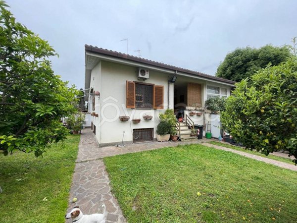 casa indipendente in vendita a Roma in zona Casal Palocco