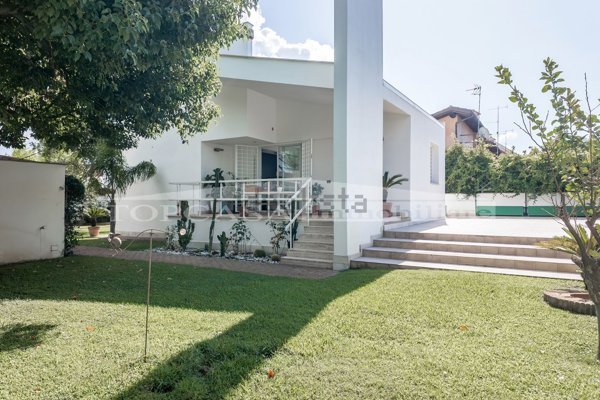 casa indipendente in vendita a Roma in zona Infernetto