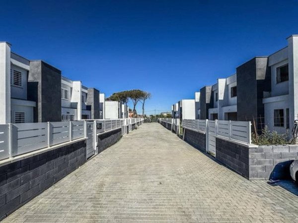 casa indipendente in vendita a Roma in zona Casal Palocco