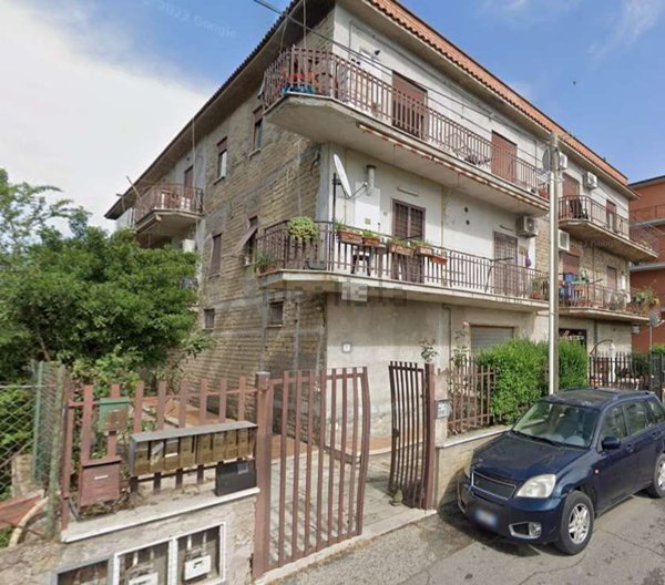 appartamento in vendita a Roma in zona Lago Regillo