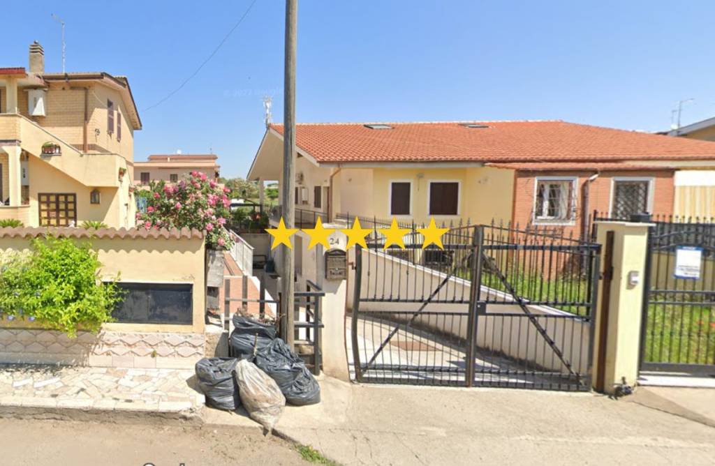 casa indipendente in vendita a Roma in zona Finocchio