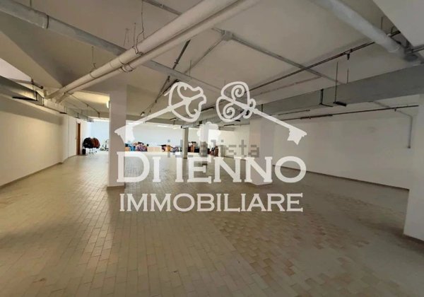 locale commerciale in vendita a Roma in zona Tomba di Nerone