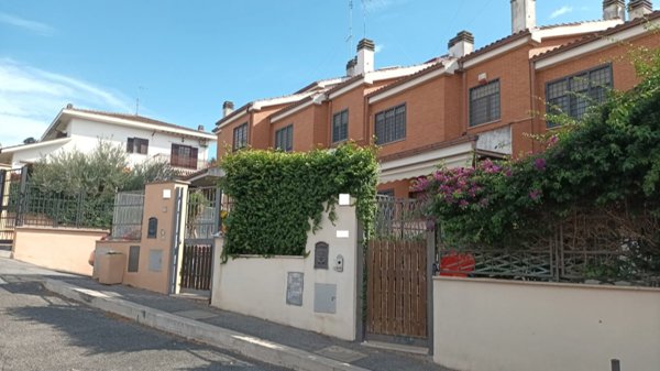 casa indipendente in vendita a Roma