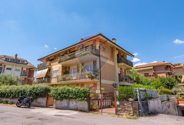 appartamento in vendita a Roma in zona Appio Pignatelli