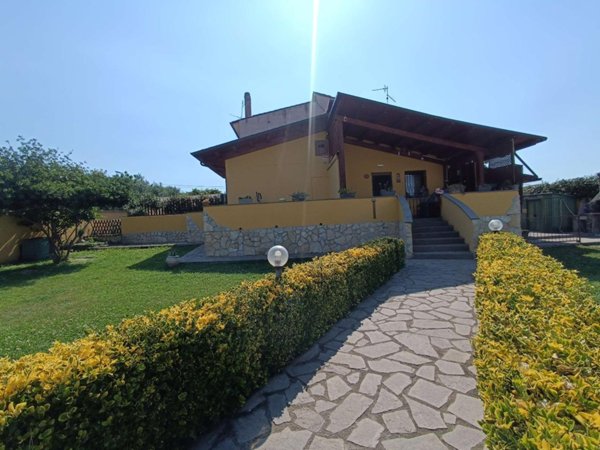 casa indipendente in vendita a Roma in zona Finocchio