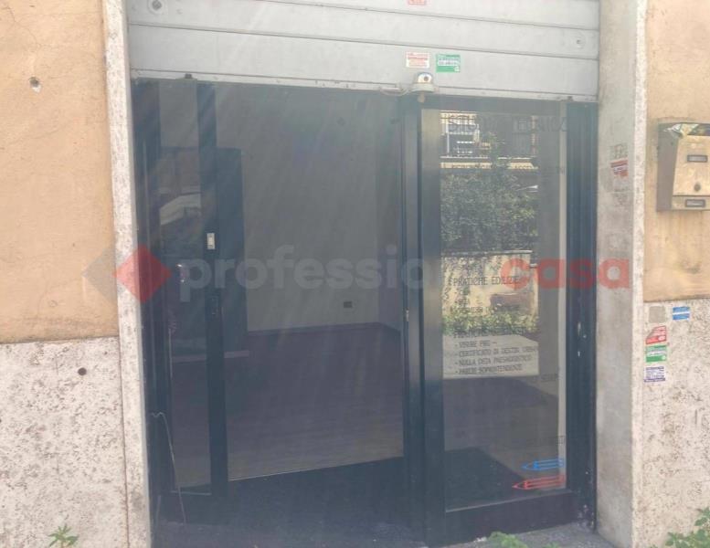 negozio in vendita a Roma in zona Corviale