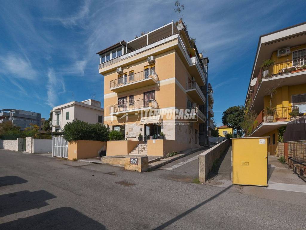 appartamento in vendita a Roma in zona Tor di Quinto