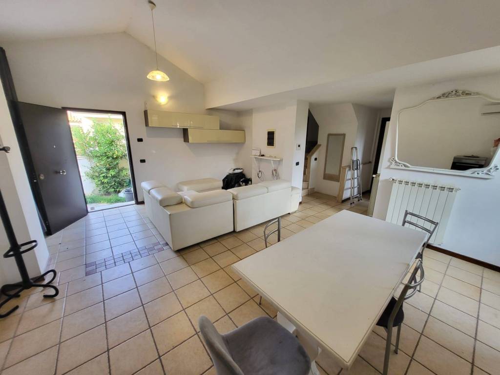 casa indipendente in vendita a Roma in zona Infernetto