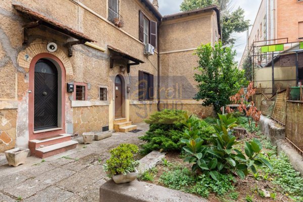 appartamento in vendita a Roma in zona Ostiense