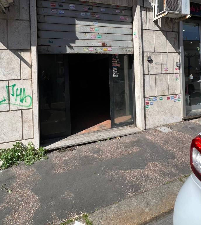negozio in vendita a Roma in zona Tuscolano