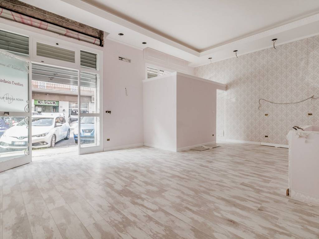 negozio in vendita a Roma in zona Appio Claudio