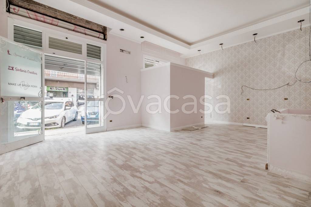 negozio in vendita a Roma in zona Appio Claudio