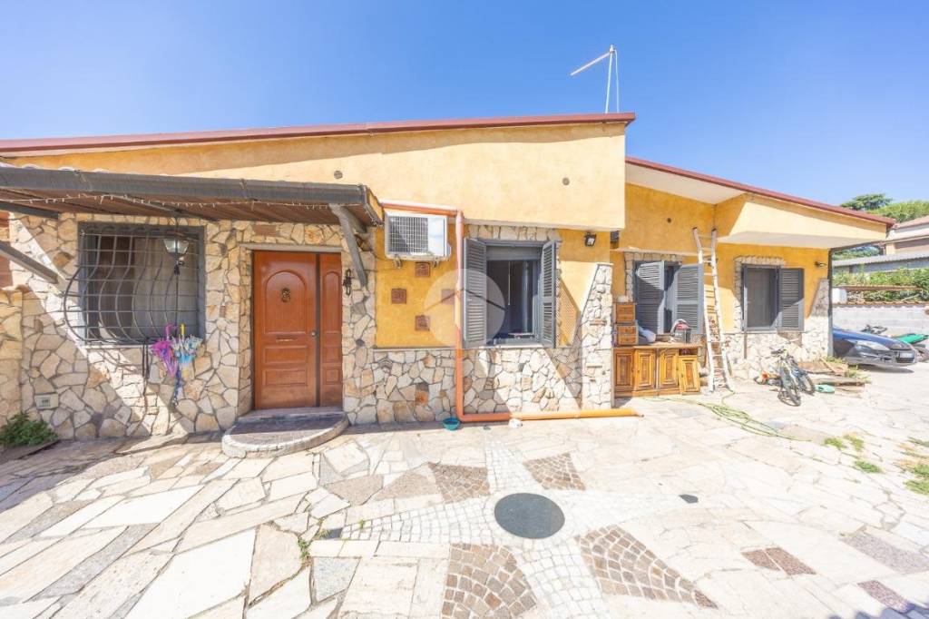 appartamento in vendita a Roma in zona Giardini di Corcolle