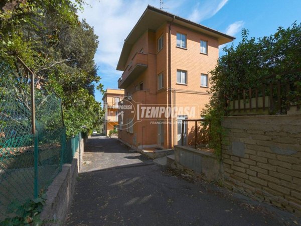 appartamento in vendita a Roma in zona Tomba di Nerone