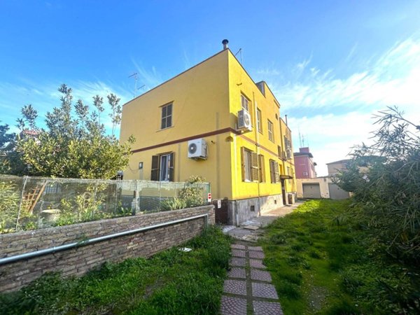 appartamento in vendita a Roma in zona Appio Claudio