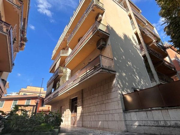 appartamento in vendita a Roma in zona Appio Latino