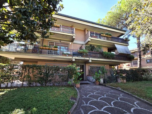 appartamento in vendita a Roma in zona Appio Pignatelli
