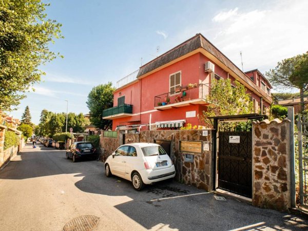 appartamento in vendita a Roma in zona Appio Pignatelli