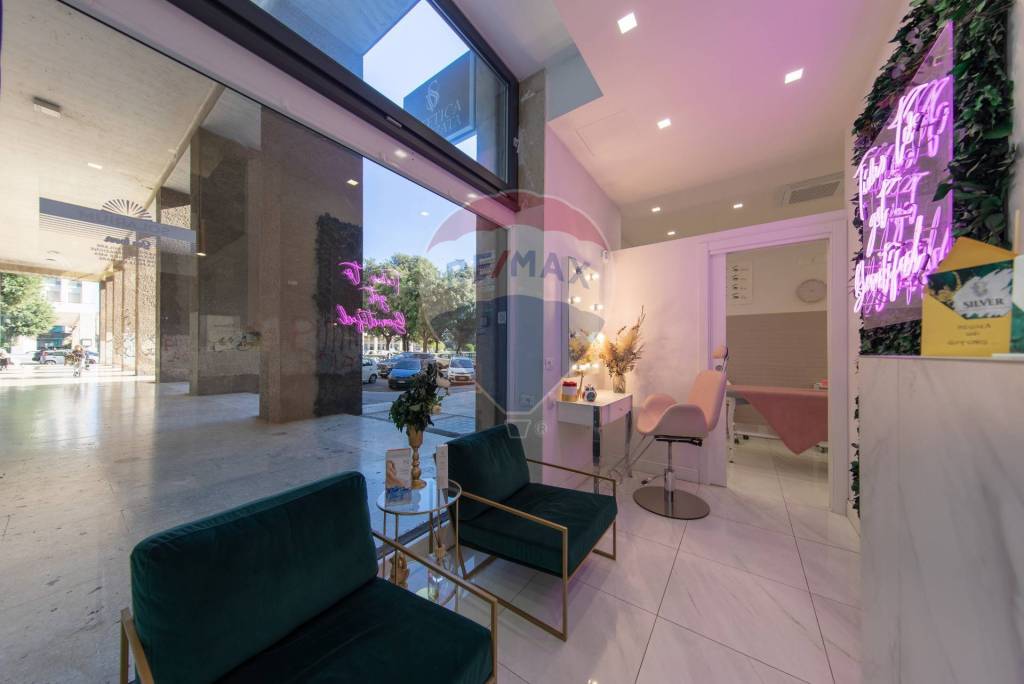 negozio in vendita a Roma in zona Cinecittà