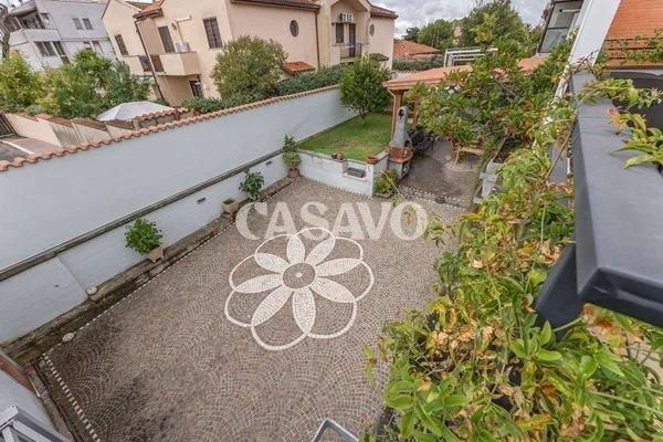 casa indipendente in vendita a Roma in zona Ostia