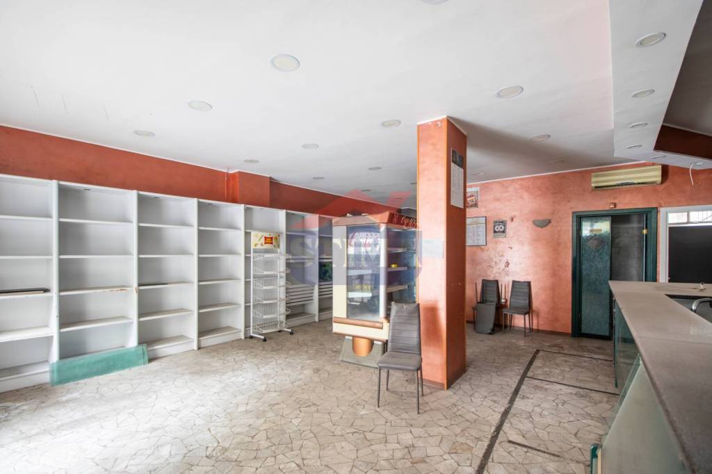 negozio in vendita a Roma in zona Collatino