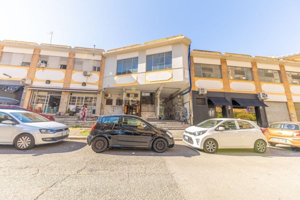 locale commerciale in vendita a Roma in zona Torre Spaccata