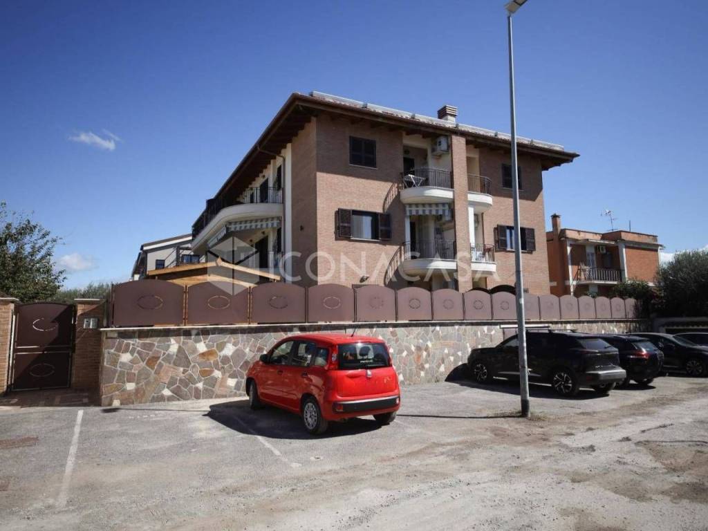 appartamento in vendita a Roma in zona Castelverde
