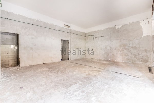 negozio in vendita a Roma in zona Appio Claudio