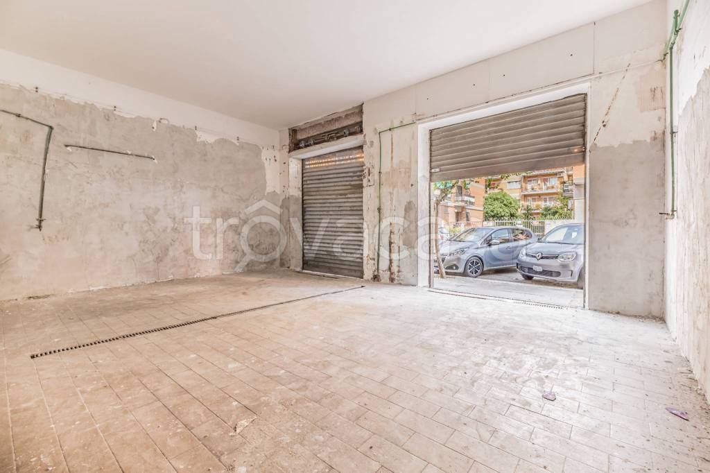 negozio in vendita a Roma in zona Appio Claudio