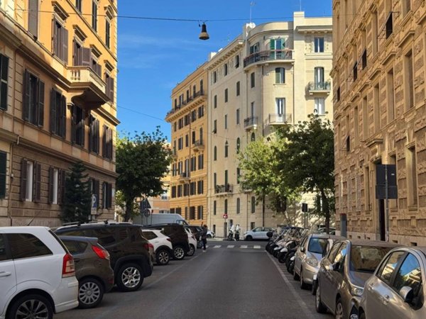 locale commerciale in vendita a Roma in zona Rione Prati