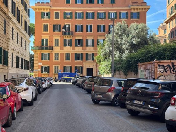 locale commerciale in vendita a Roma in zona Rione Prati