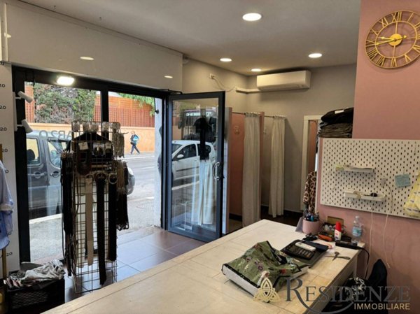 negozio in vendita a Roma in zona La Pisana