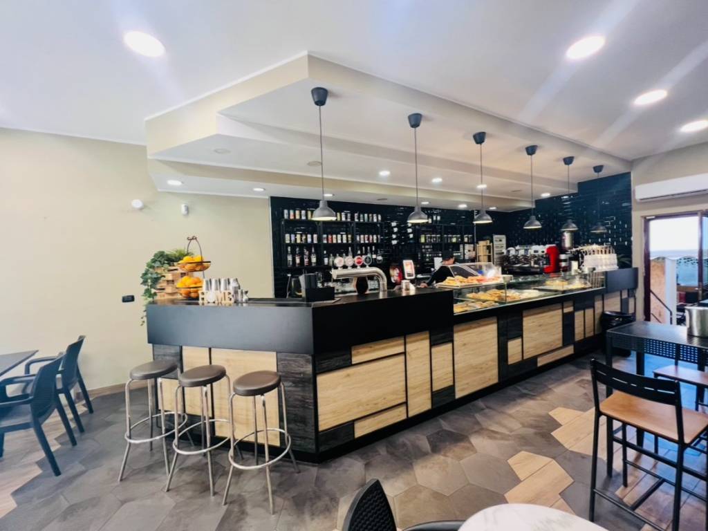 negozio in vendita a Roma in zona Appio Claudio