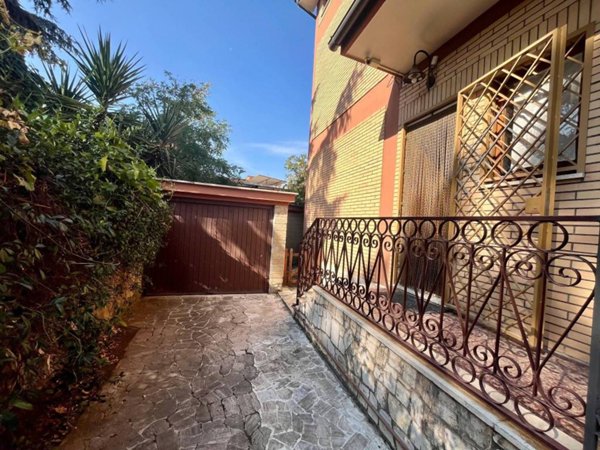 casa indipendente in vendita a Roma in zona Finocchio