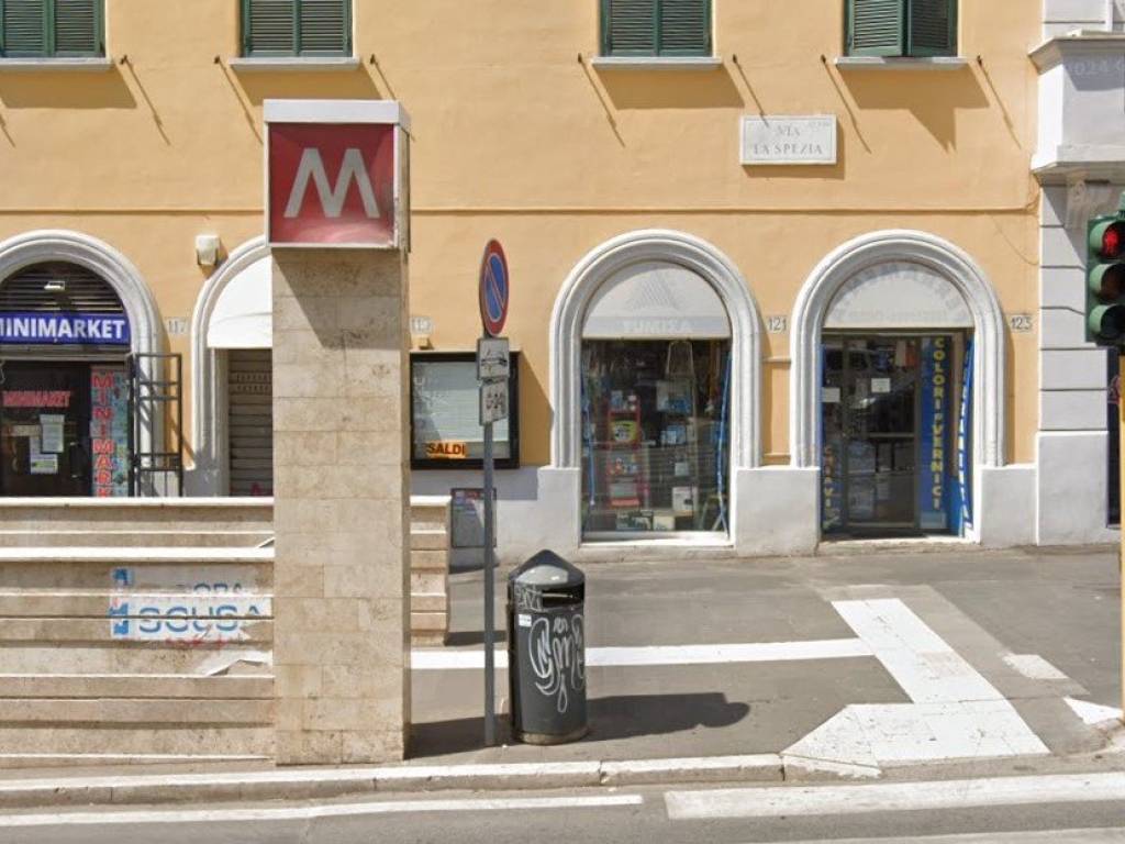 negozio in vendita a Roma in zona Tuscolano