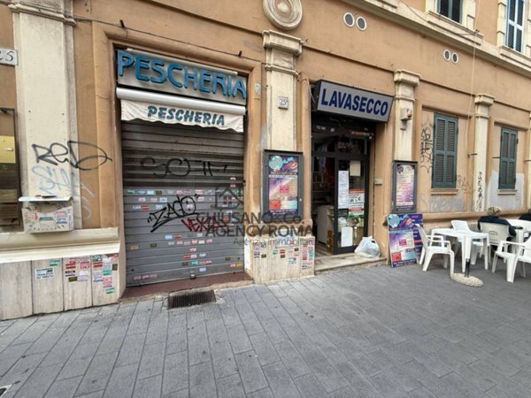 locale commerciale in vendita a Roma in zona Tuscolano
