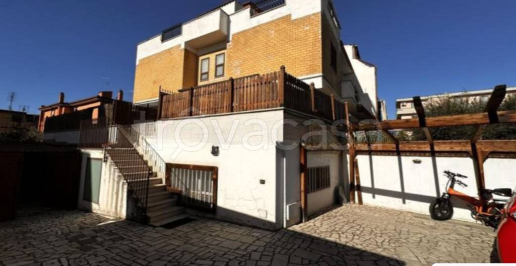 appartamento in vendita a Roma in zona Torre Gaia