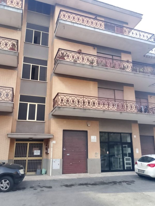 locale commerciale in vendita a Roma in zona Osteria Nuova