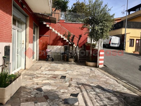 locale commerciale in vendita a Roma in zona La Pisana