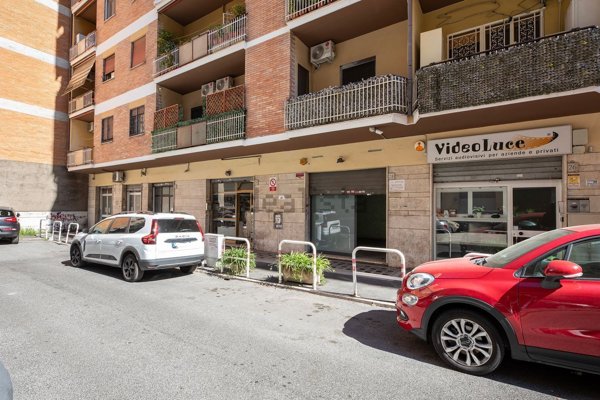 locale commerciale in vendita a Roma in zona Collatino