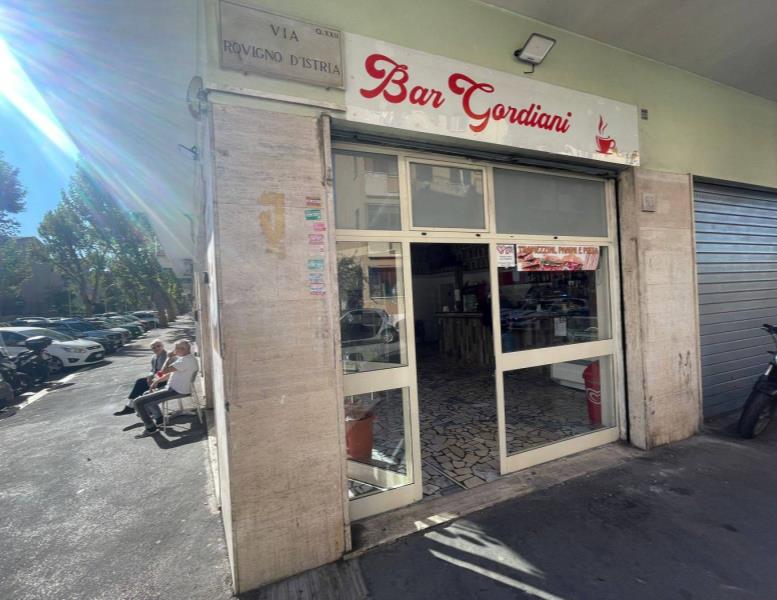 negozio in vendita a Roma in zona Collatino