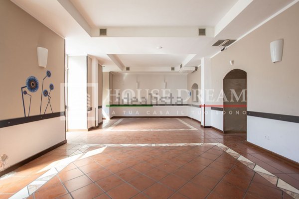 locale commerciale in vendita a Roma in zona Appio Claudio