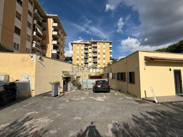 locale commerciale in vendita a Roma