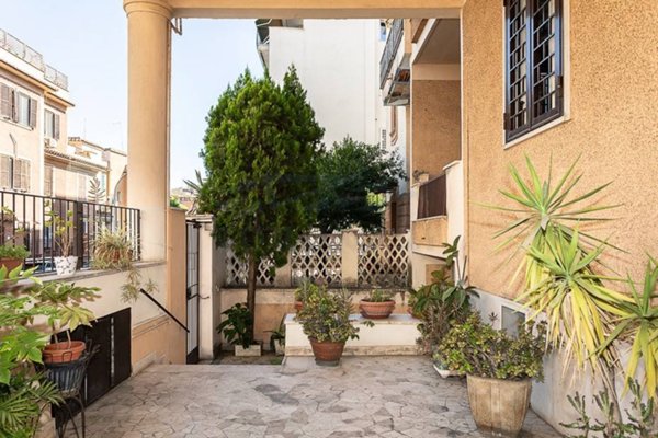 casa indipendente in vendita a Roma in zona Tuscolano