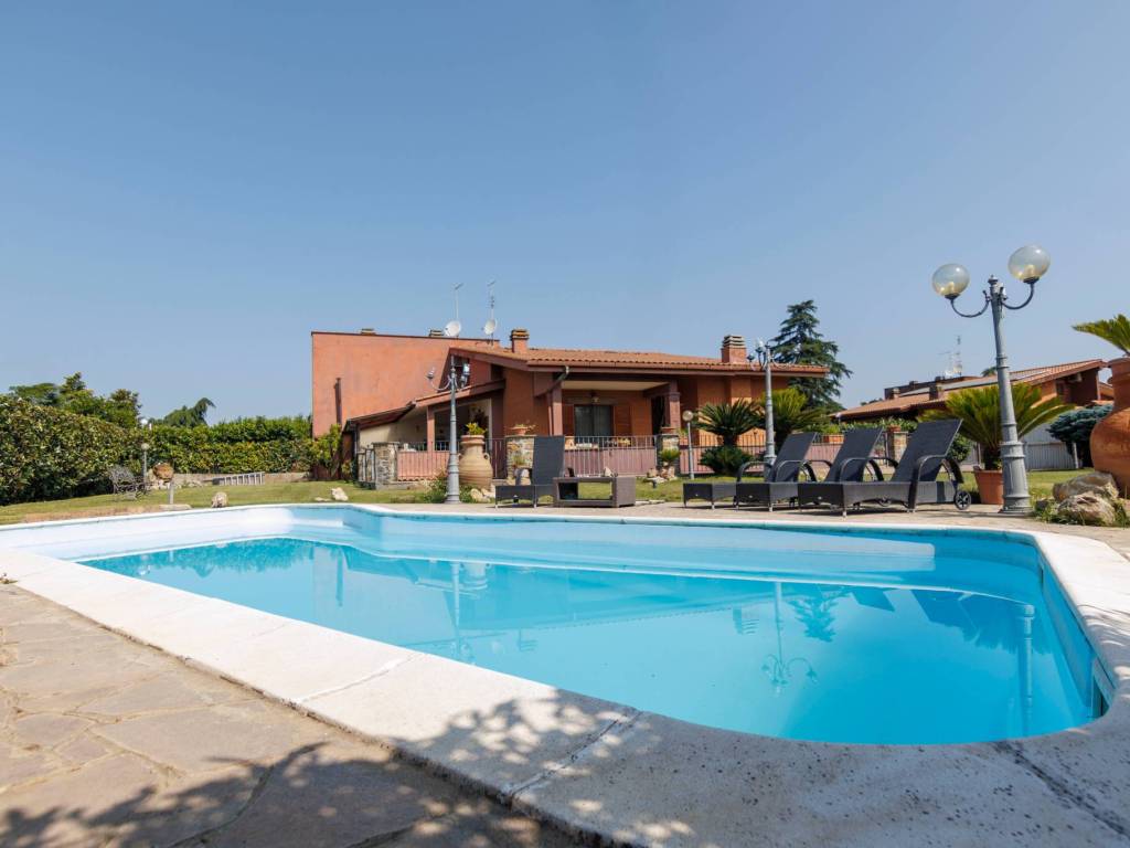 casa indipendente in vendita a Roma in zona Romanina