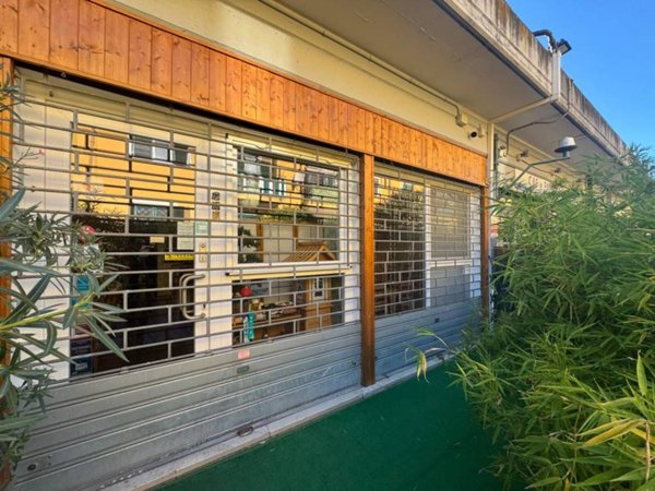 negozio in vendita a Roma in zona Infernetto