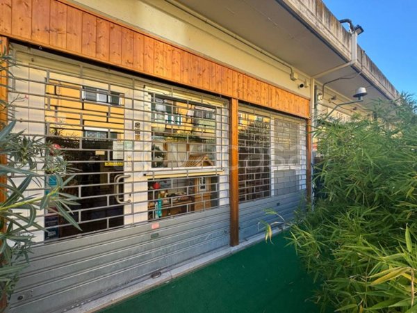 negozio in vendita a Roma in zona Infernetto