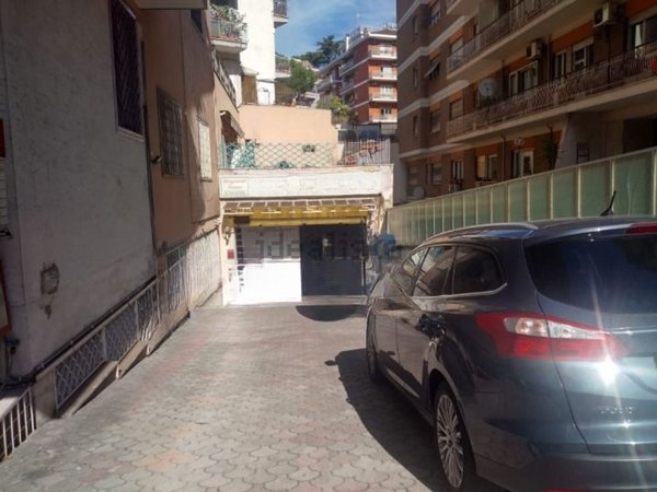 locale commerciale in vendita a Roma in zona Aurelio