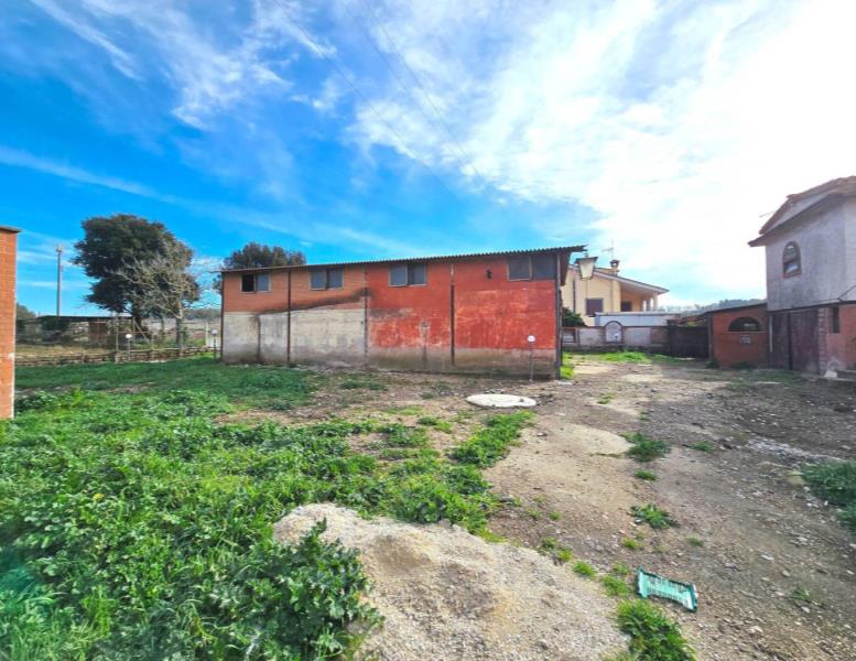 locale commerciale in vendita a Roma in zona Pantan Monastero