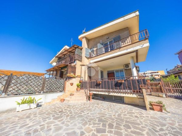 casa indipendente in vendita a Roma in zona Torre Angela